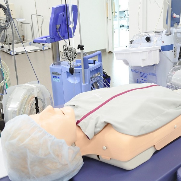 実習室には模擬手術室と模擬集中治療室があります。