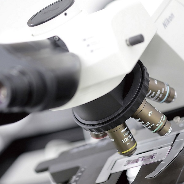 顕微鏡は臨床検査技師に欠かせない機器の一つ。