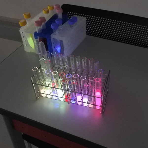 化学発光の実験です。試薬の扱い方の練習にもなります。
