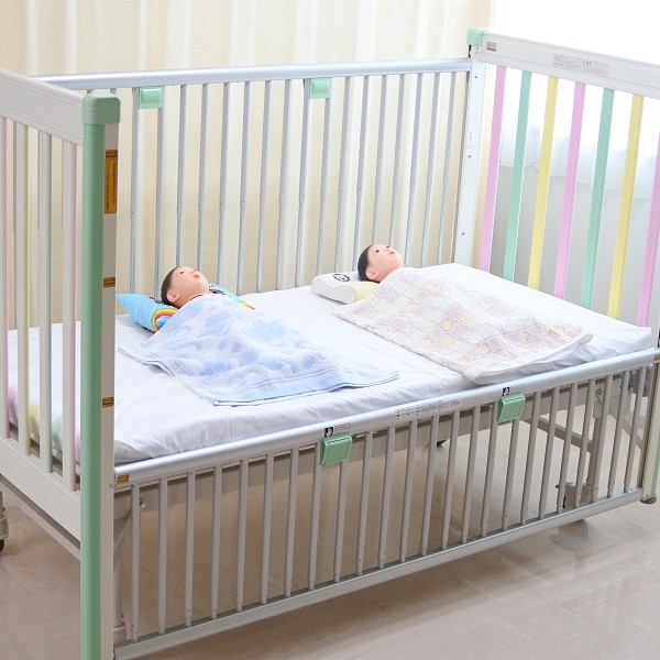 小児の安全を考えて作られた小児用のベッドがあります。
