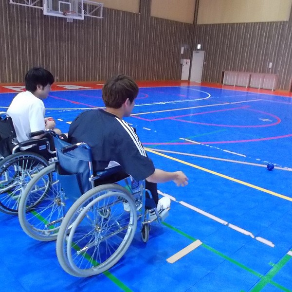 障害者スポーツを学ぶ授業で「ボッチャ」を体験