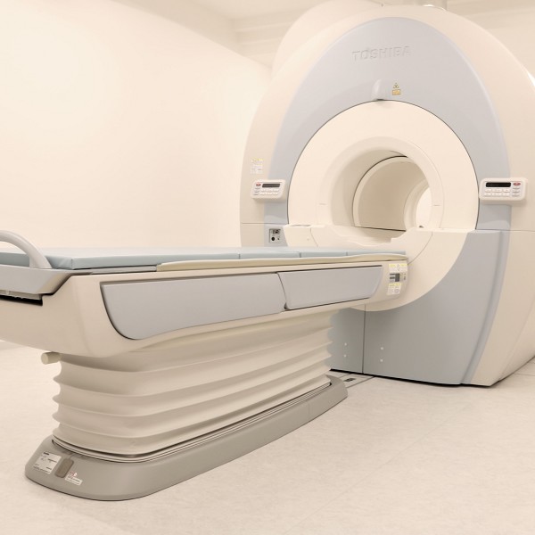 4号館3階の実習エリアに設置されている「MRI装置」