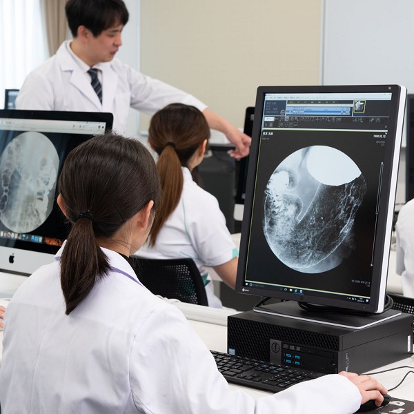 X線写真やCT、MRI 画像の処理や解析を行う放射線学科の実習室です。