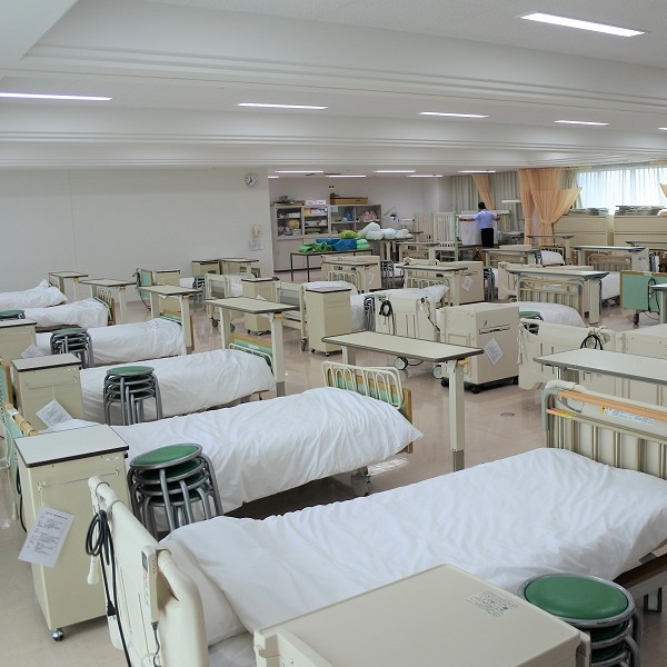 看護学科実習室には、80人程度の学生が一度に演習できる数のベッドを配置。