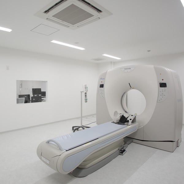 X線CT装置を使ってポジショニングや機器精度管理を学ぶ放射線学科の実習室です。