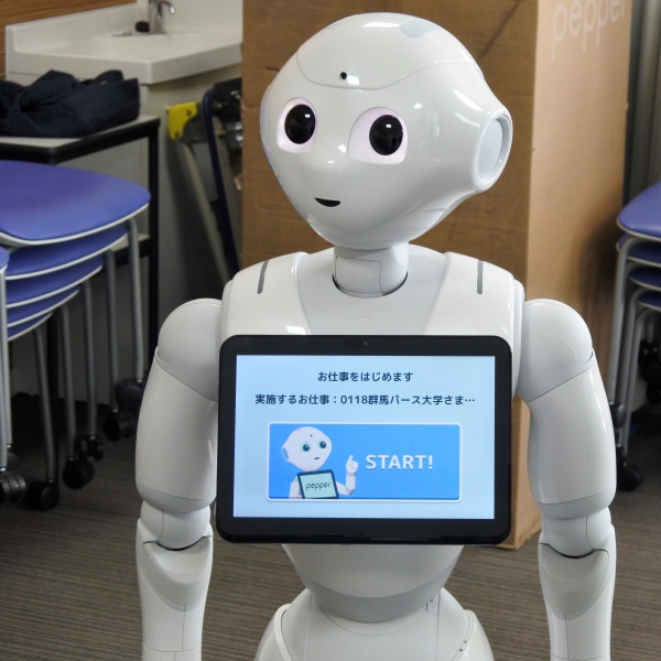 作業療法学科ではペッパーなどのロボットも利用します。