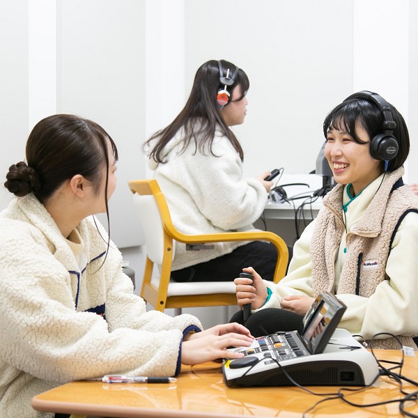 空き時間を使って聴覚検査室で友達と練習。